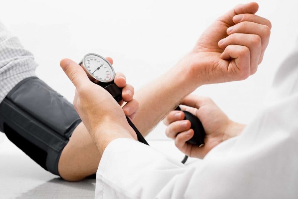 lékař změří tlak pacienta s hypertenzí